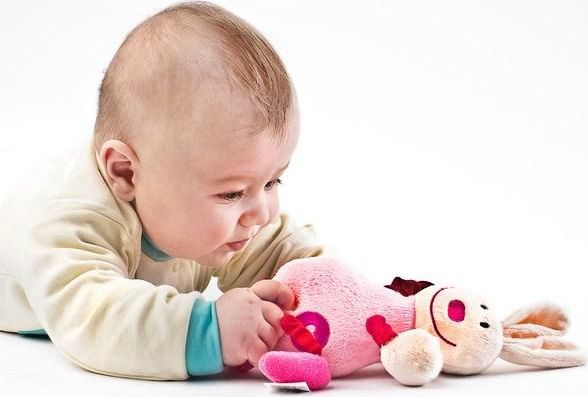 Edukační plyšová hračka Sensillo králíček s pískátkem - obrázek 4