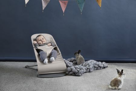 BABYBJÖRN Lehátko Bliss Sand Grey cotton s hračkou - obrázek 2