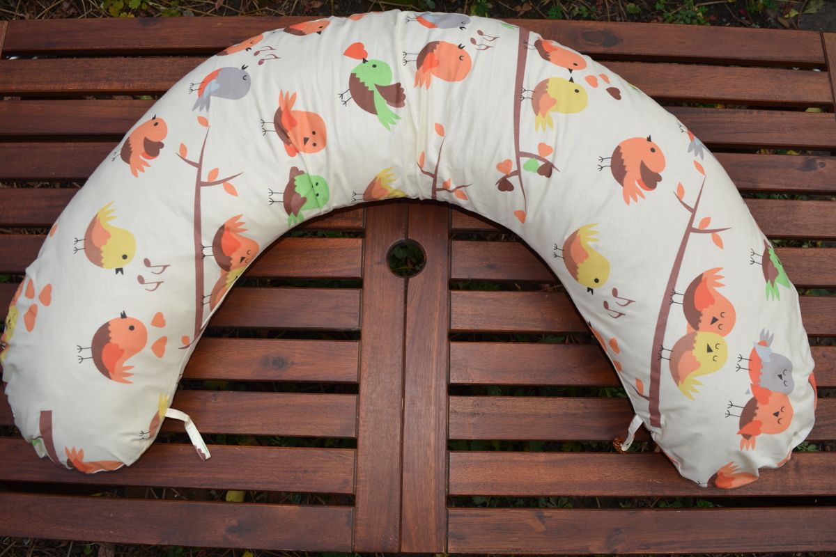 KHC Kojící těhotenský relaxační polštář Miki Obrovský Barevní ptáčci na okrové - obrázek 1