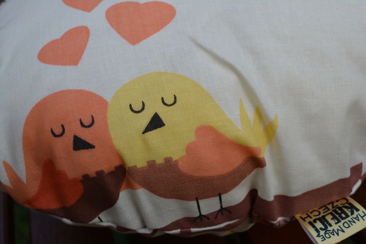 KHC Kojící těhotenský relaxační polštář Miki Obrovský Barevní ptáčci na okrové - obrázek 4