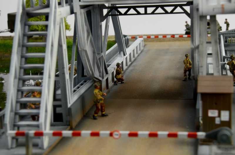 ITALERI Model Kit diorama 6194 - Pegasus Bridge Airborne Assault (1:72) - obrázek 9
