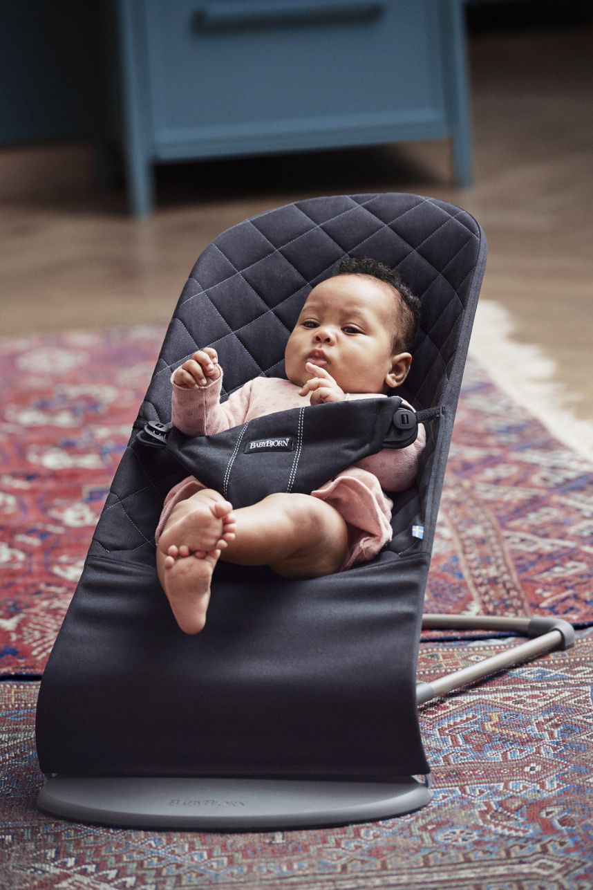 BABYBJÖRN Lehátko Bliss Anthracite cotton s hračkou - obrázek 2