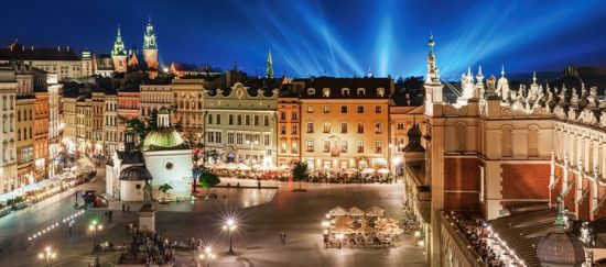 CASTORLAND Panoramatické puzzle Noční Krakovské náměstí 600 dílků - obrázek 1