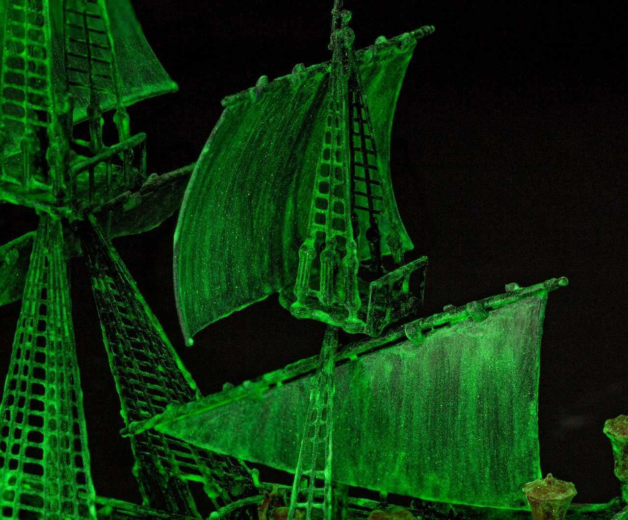 REVELL EasyClick loď 05435 - Ghost Ship (incl. night color) (1:150) - obrázek 2