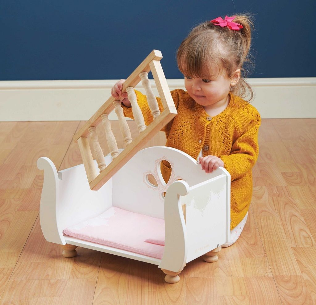 Le Toy Van Dřevěná postýlka Sleigh - obrázek 2