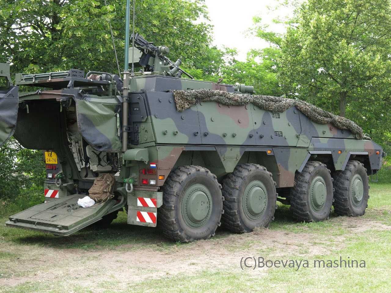 REVELL Plastic ModelKit military 03283 - GTK Boxer Command Post NL (1:72) - obrázek 7
