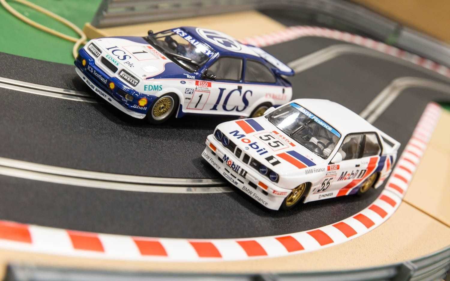 Autíčko Limited Edition SCALEXTRIC C3693A - Touring Car Legends - Ford Sierra RS500 vs BMW E30 (1:32) - obrázek 7