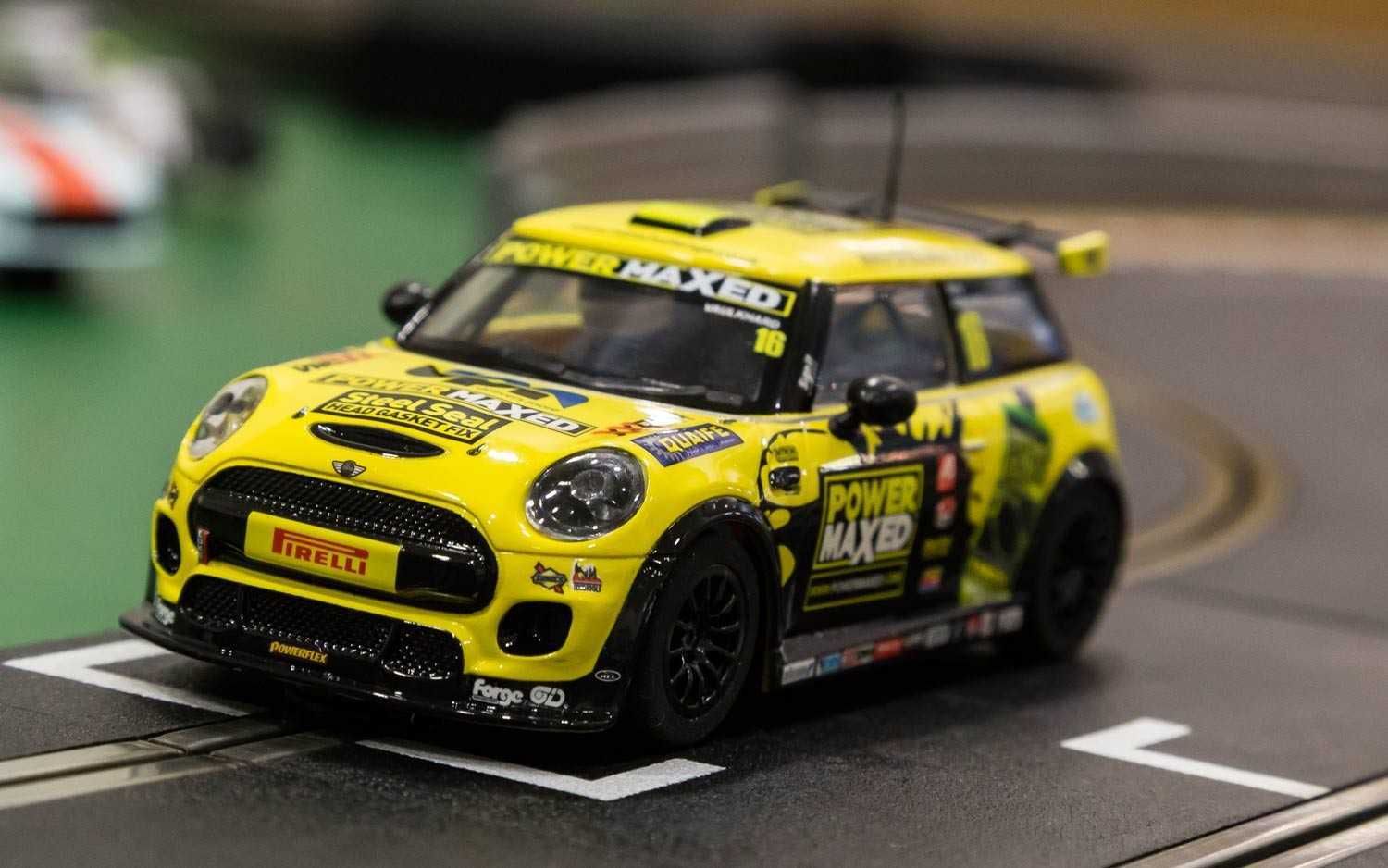 Autíčko Circuit SCALEXTRIC C3742 - BMW Mini Cooper F56 - Mini Challenge 2015 (1:32) - obrázek 3