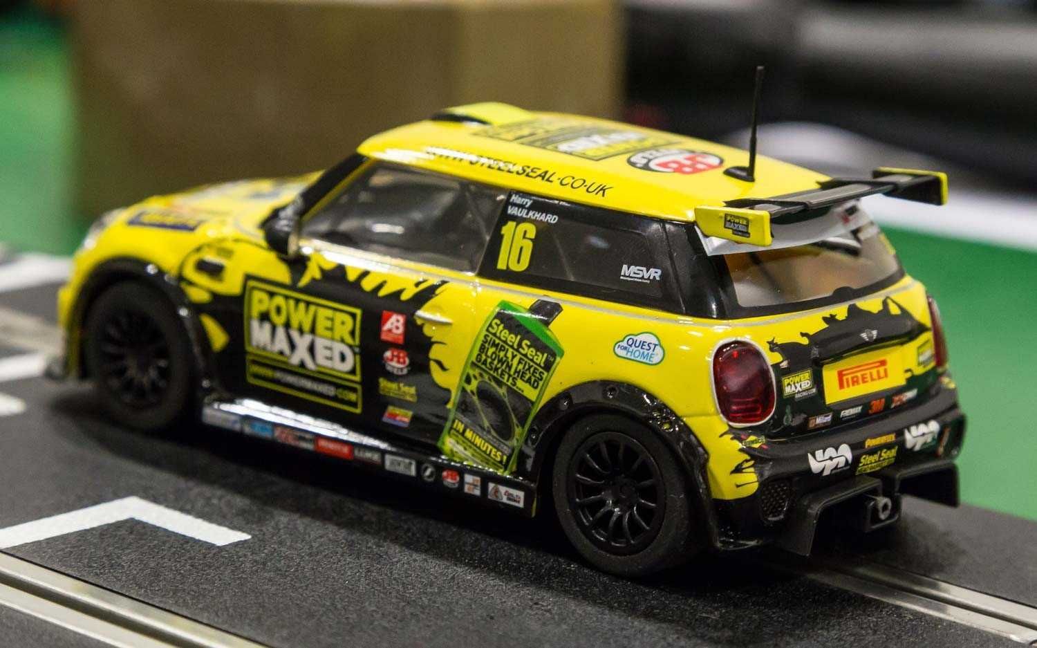 Autíčko Circuit SCALEXTRIC C3742 - BMW Mini Cooper F56 - Mini Challenge 2015 (1:32) - obrázek 6