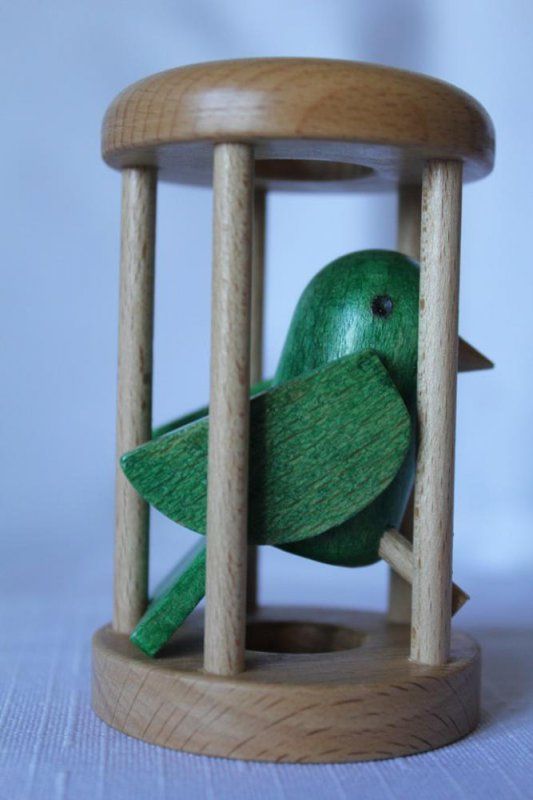 Papoušek v kleci zelené tělo zelena křídla - obrázek 1