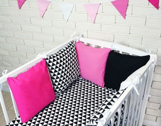 Baby Nellys Polštářkový mantinel s povlečením - trojúhelníčky, černá/růžová - obrázek 1
