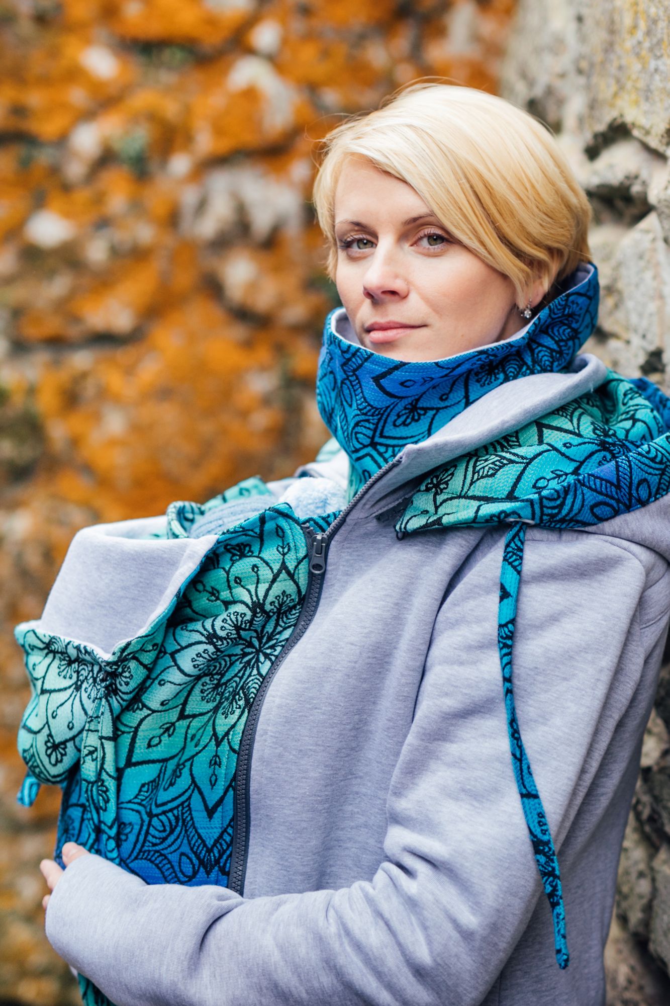 Be Lenka Šedá tepláková mikina se šátkem Mandala - polární záře Provedení: Nosící mikina se šátkovou vsádkou 2 v 1, Velikost: XL - obrázek 14