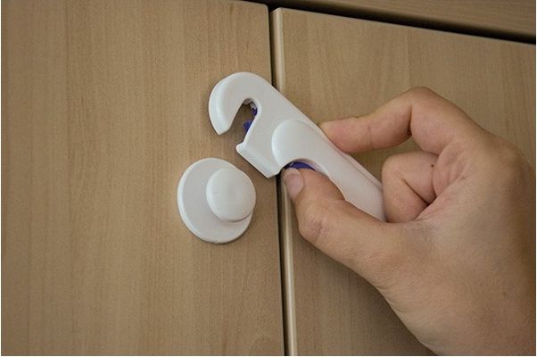 Uzávěr skříněk Canpol Babies 2/688 hnědý - obrázek 2