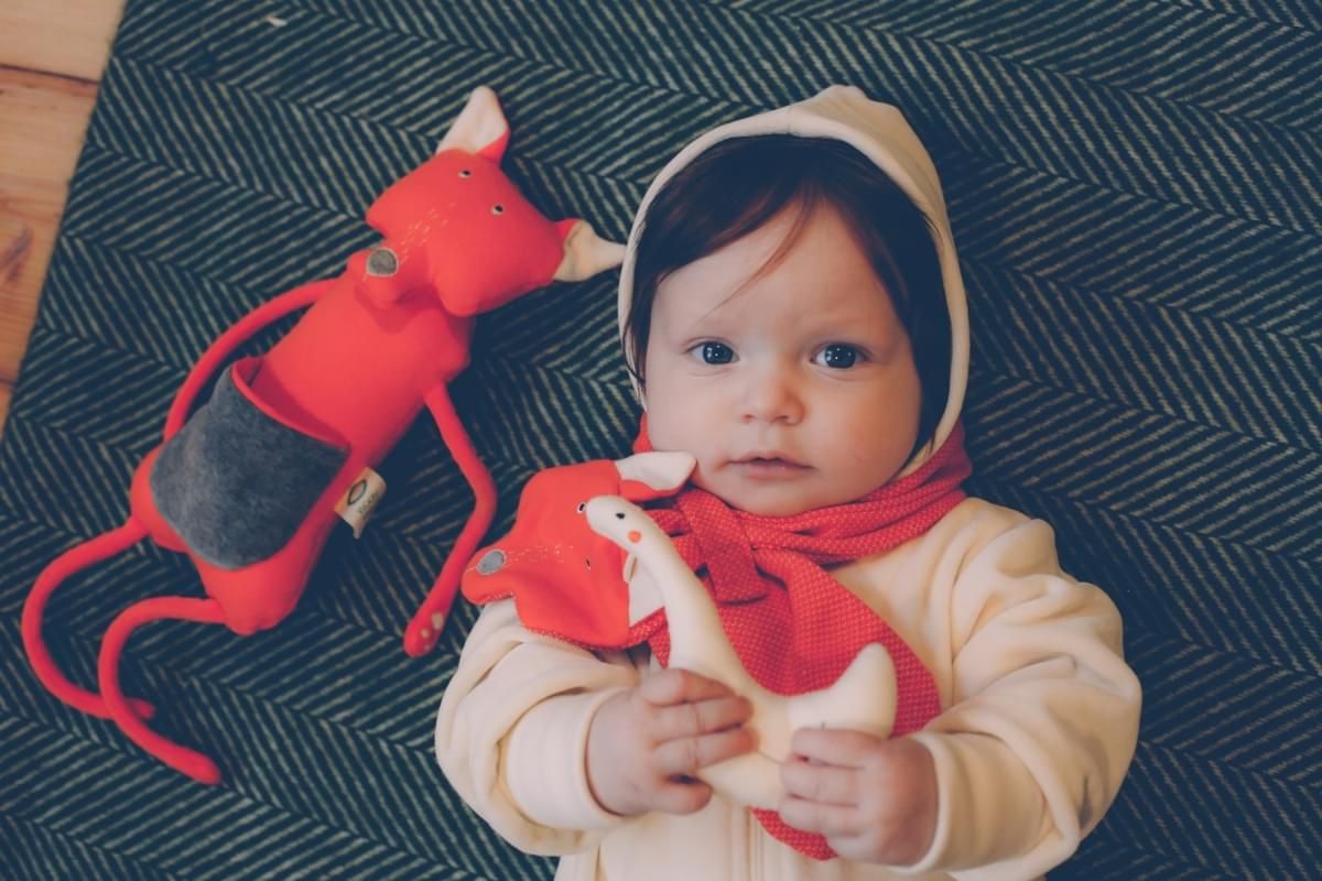 Woor Rattle with wooden teether - liška uni - obrázek 2