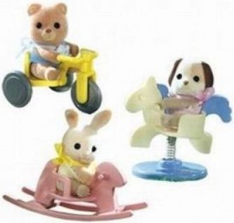 Sylvanian Families - Baby příslušenství štěně, méďa, králík si hrají venku - obrázek 1