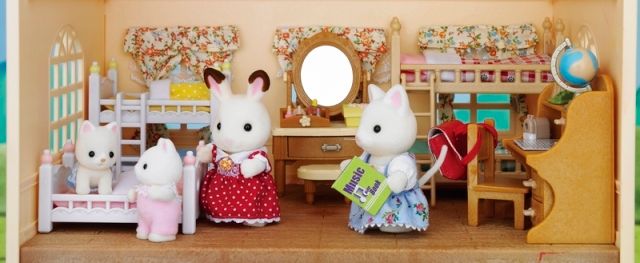 Sylvanian Families Dárkový set - Třípatrový dům s příslušenstvím C - obrázek 11