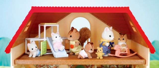 Sylvanian Families Dárkový set - Třípatrový dům s příslušenstvím C - obrázek 13