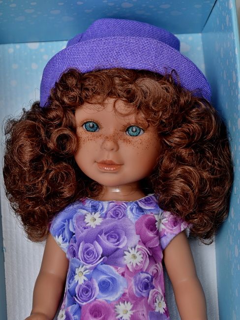 Realistická panenka Paulina ve fialovém kloboučku  od firmy Vestida de Azul - obrázek 1