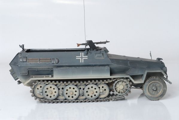 ZVEZDA Model Kit military 3572 - Hanomag Sd.Kfz.251/1 Ausf.B (1:35) - obrázek 5