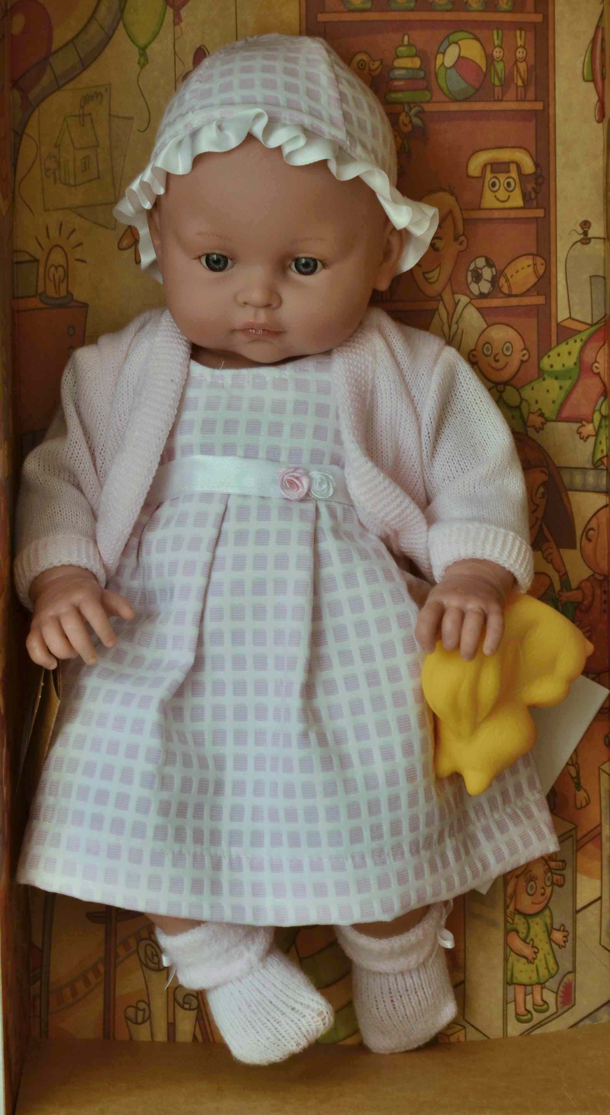 Realistické miminko Chencho - holčička Alicia s hračkou-veverkou od firmy Lamagik - obrázek 2