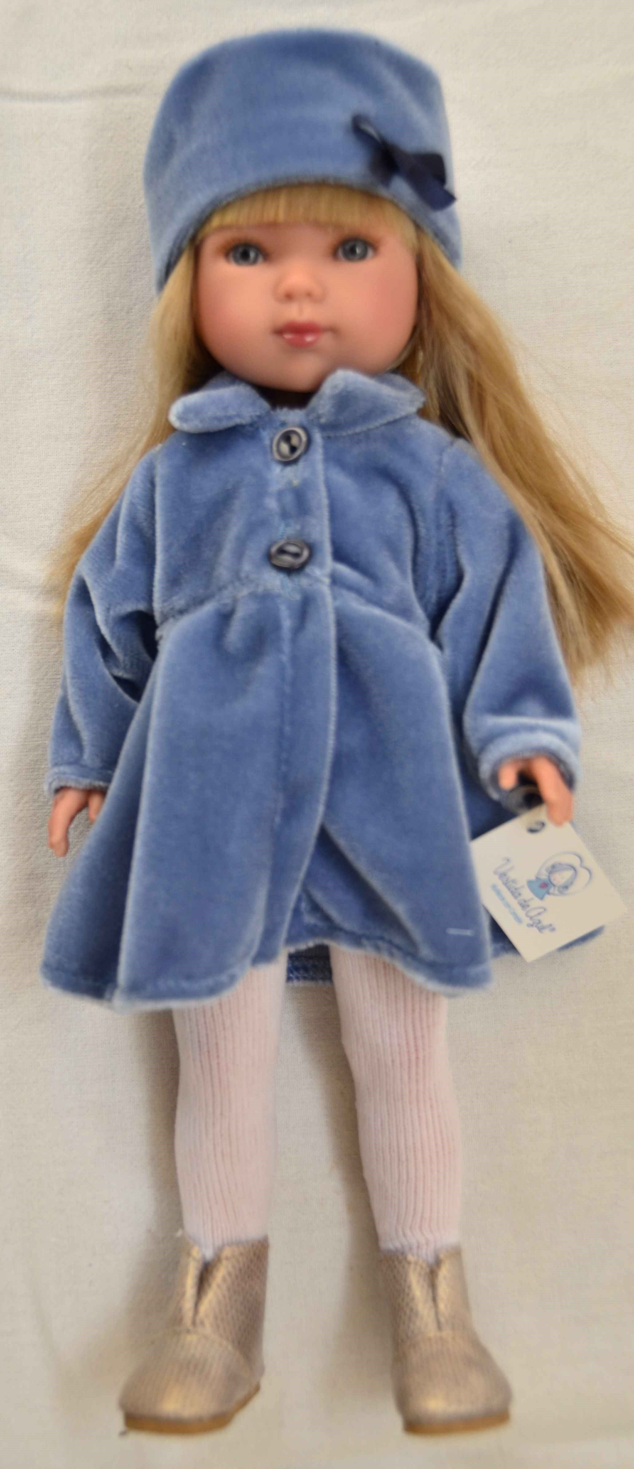 Realistická panenka Carlota ve světle modrém kabátku od firmy Vestida de Azul - obrázek 1