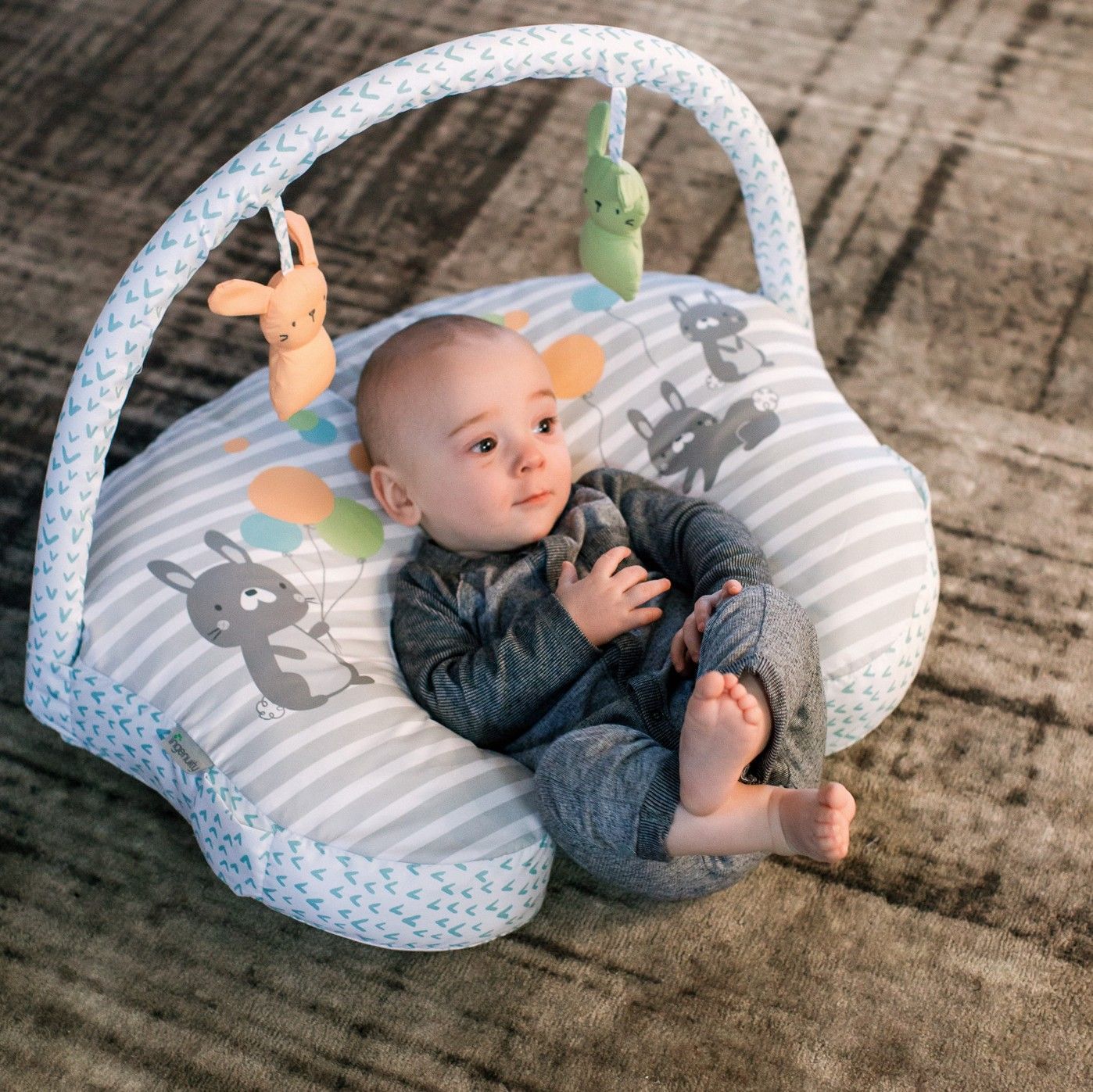 Bright Starts Polštář na kojení s hrazdičkou Hop Art™ 0m+ - obrázek 6