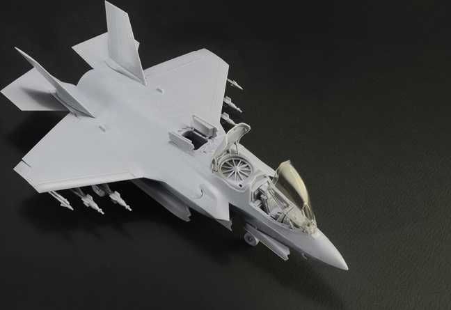 ITALERI Model Kit letadlo 1425 - F-35 B Lightning II STOVL version (1:72) - obrázek 6