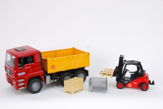 Bruder 1795 Nákladní auto MAN TGA s vysokozdvižným vozíkem a paletami - obrázek 1