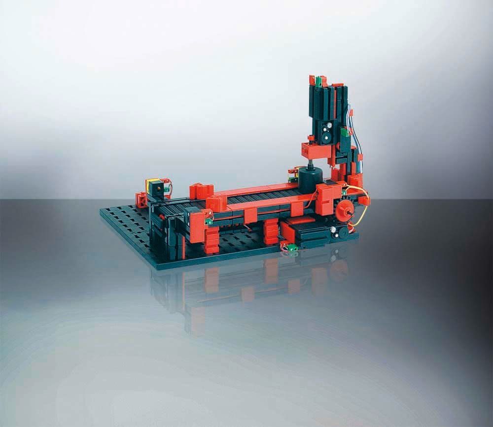 Fischer technik Děrovací stroj s pásovým dopravníkem 9V - obrázek 1