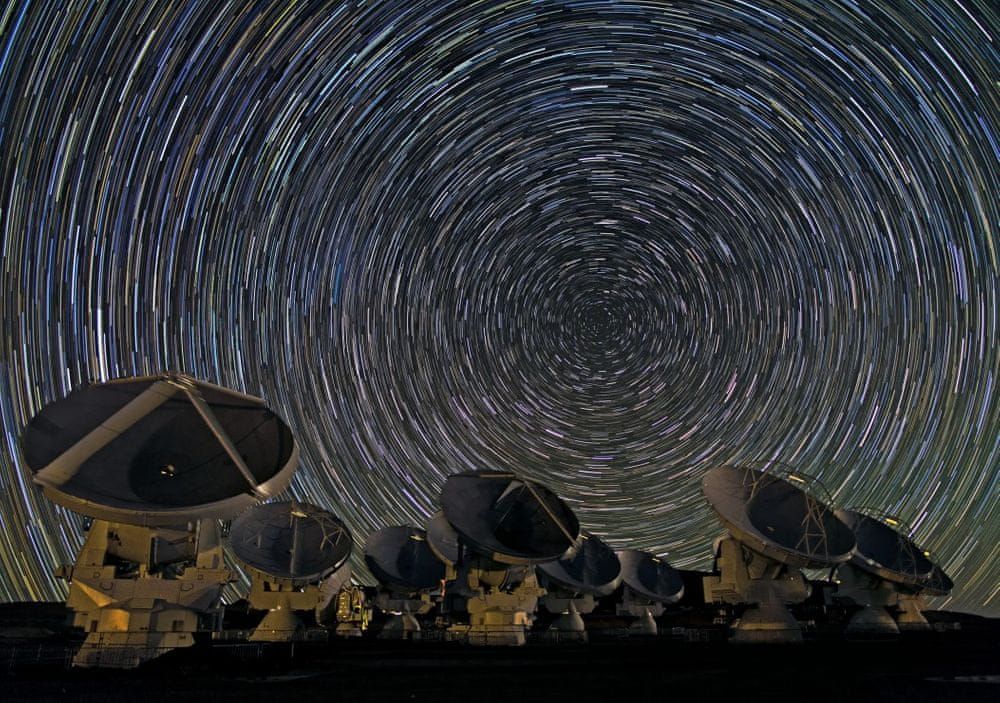 Grafika Puzzle 1000 dílků Whirling Southern Star Trails over ALMA - obrázek 1