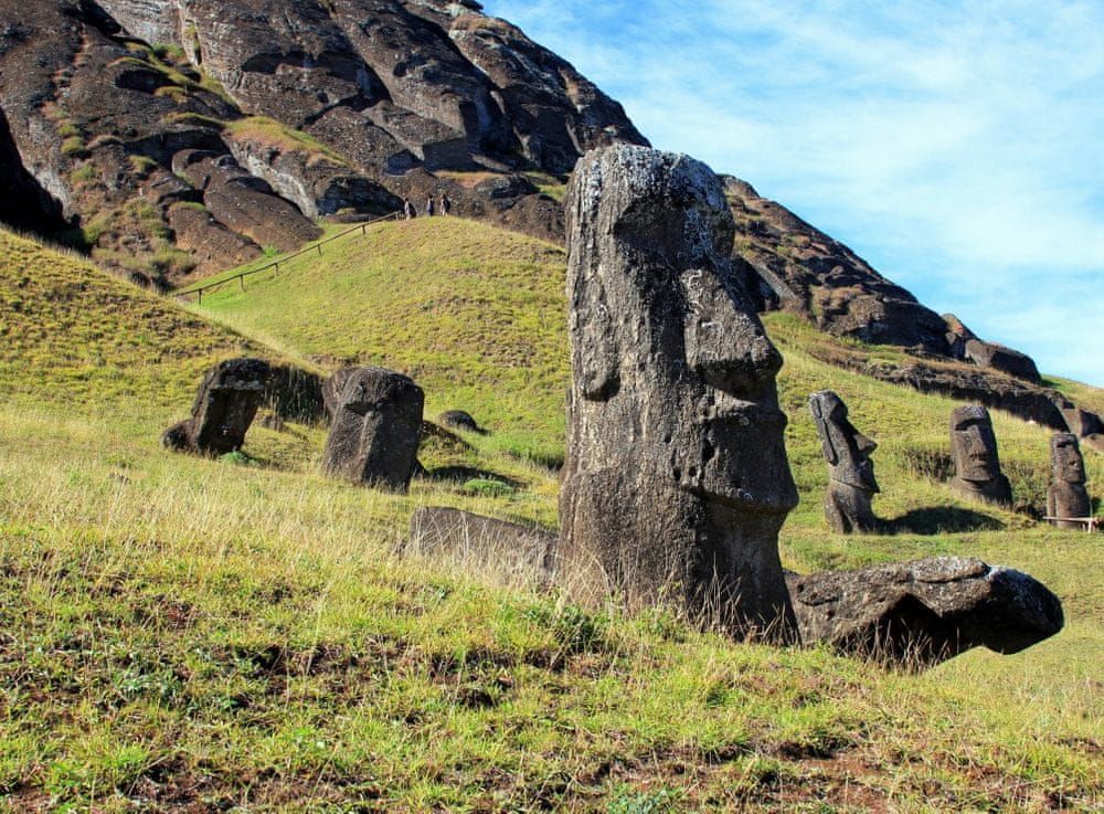 Grafika Puzzle 2000 dílků Moai at Quarry, Easter Island - obrázek 1