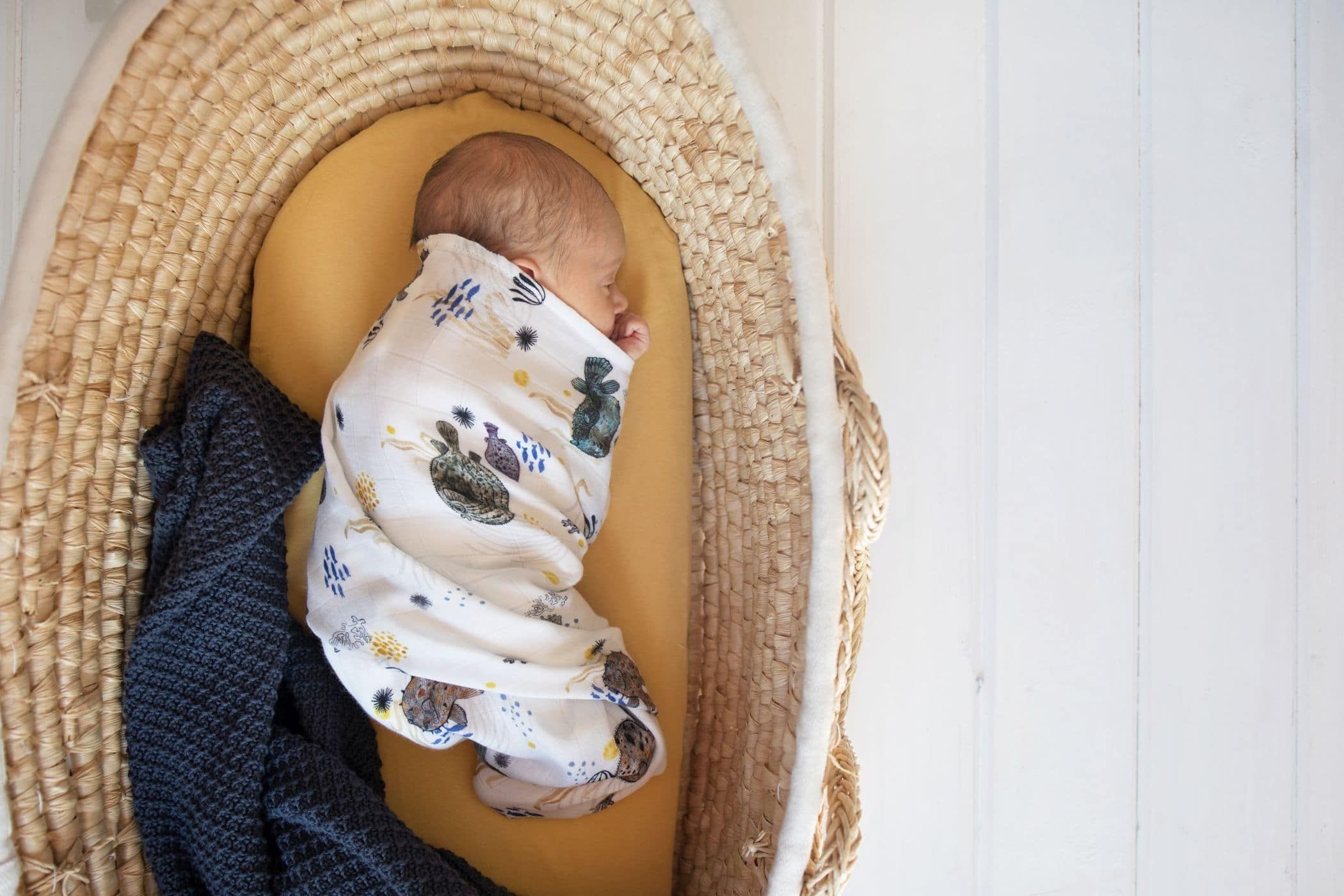 POOFI Bambusové swaddle OCEAN Hejno rybiček - obrázek 2