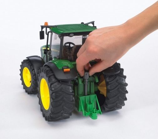 Bruder 3054 Traktor John Deere 7930 s přepravníkem na dřevo - obrázek 5