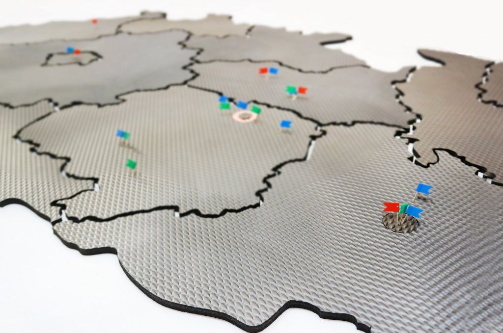 PĚNOVÁ SAMOLEPICÍ NÁSTĚNKA MAPA ČR  - více barev - obrázek 3
