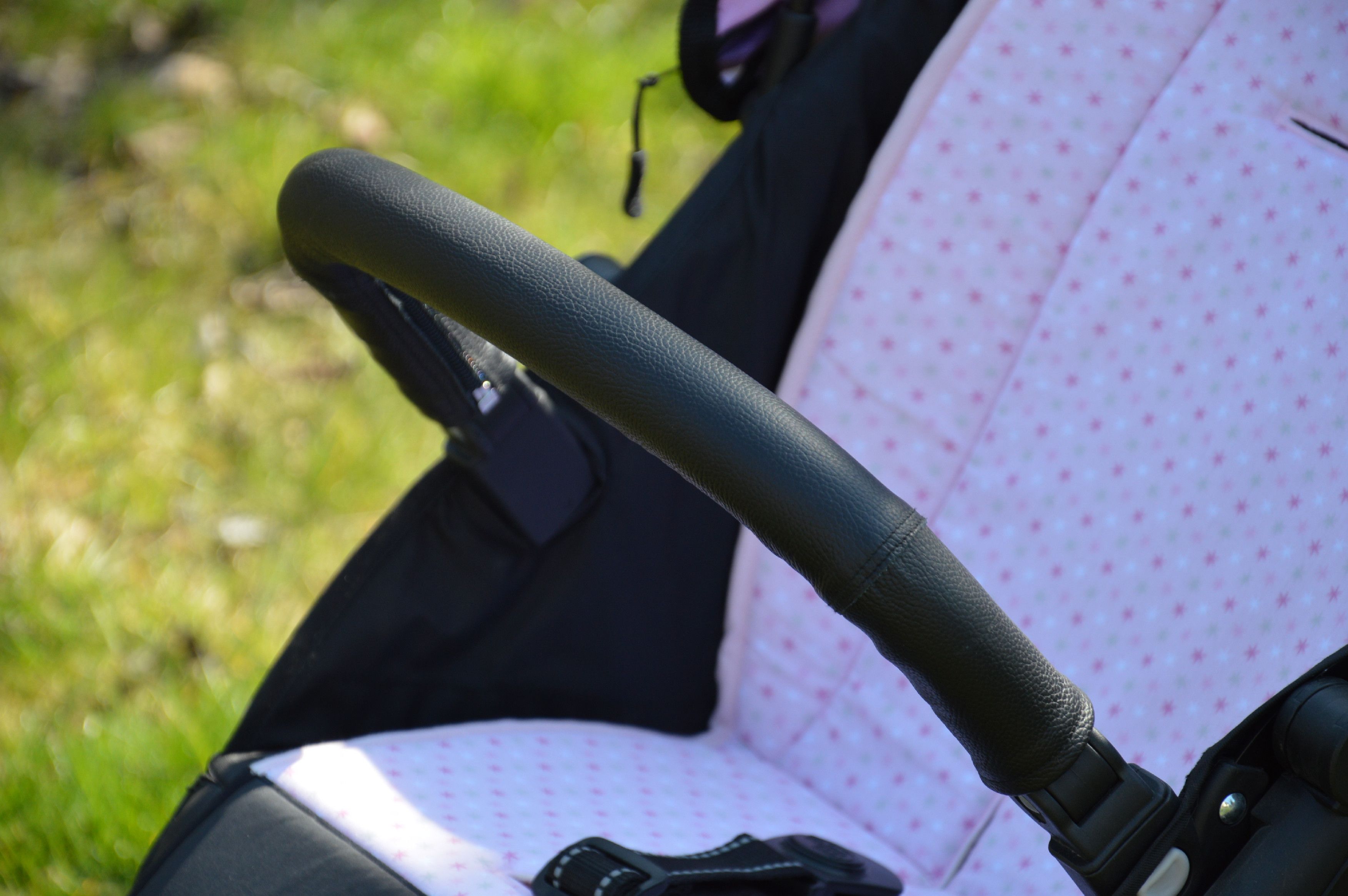 Ma-tata.cz Kožený potah na madlo kočárku - dítě Značka kočárku: Bugaboo, Barva: černá, Model kočárku: Cameleon 3 - obrázek 5
