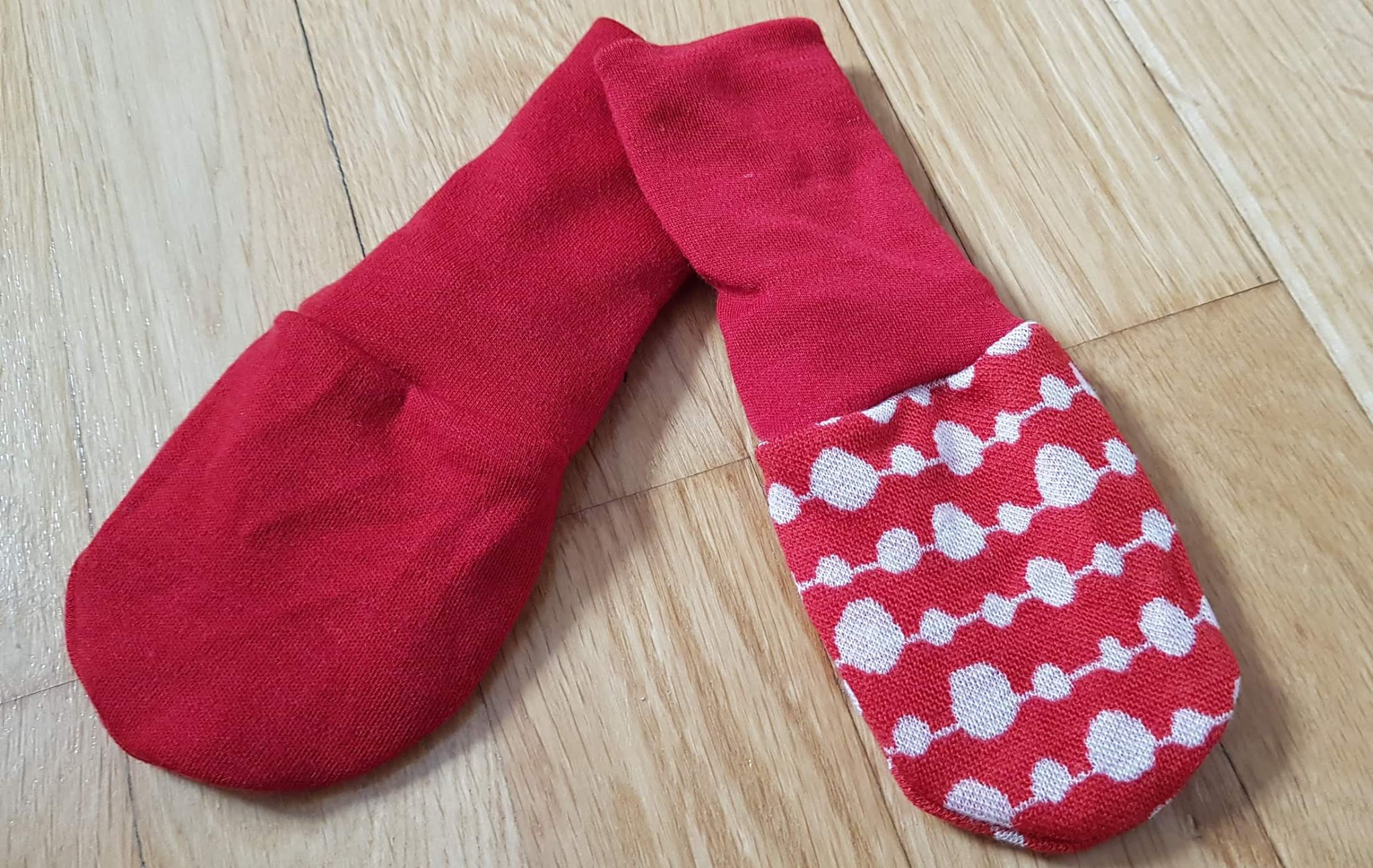 Merino rukavičky, oboustranné - červené/puntík - obrázek 1