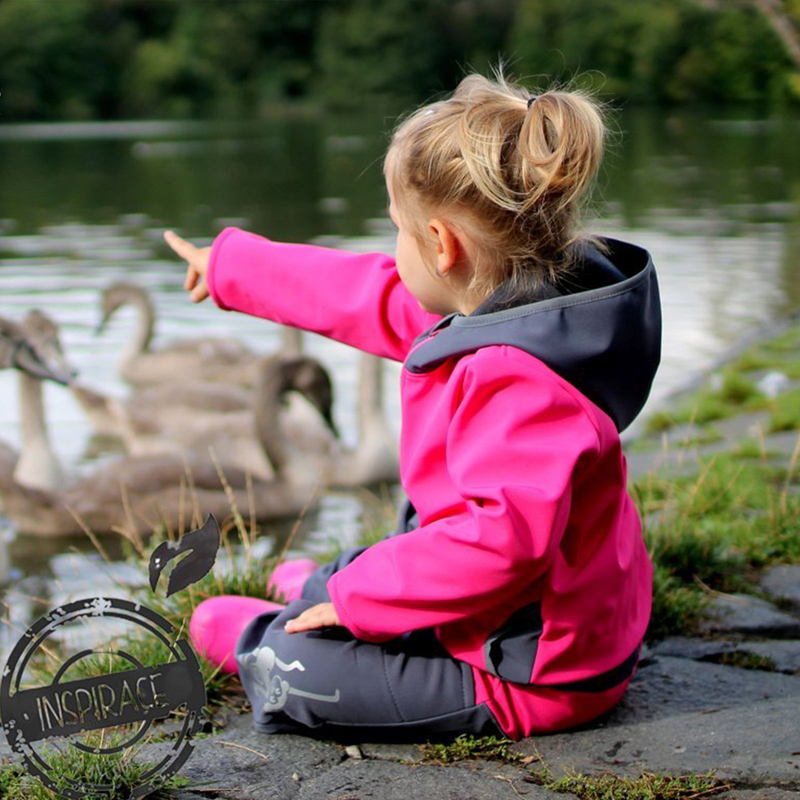 unuo Batolecí softshellové kalhoty bez zateplení Malinové + reflexní obrázek Evžen (Softshell toddler trousers, no insulation, raspberry) Velikost (Size): 98/104 SLIM - obrázek 6