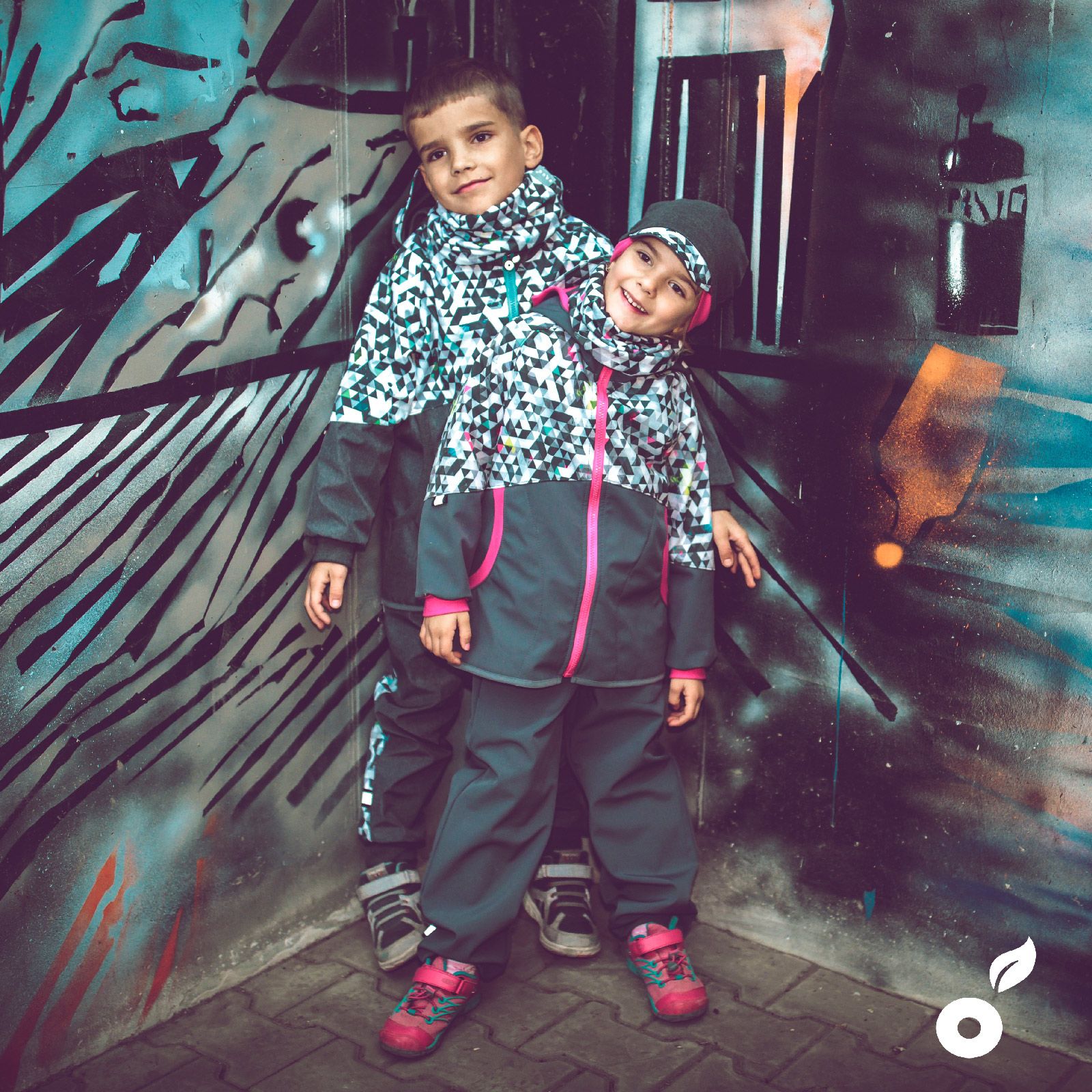 Unuo, Softshellové kalhoty s fleecem Street, Tm. šedá, Metricon kluk (Unuo Softshell kids trousers printed) Velikost (Size): 146/152 - obrázek 9