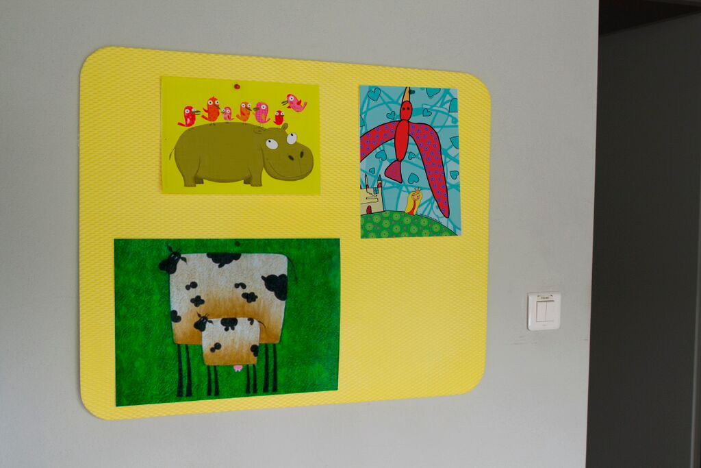 PĚNOVÁ SAMOLEPICÍ NÁSTĚNKA MINI VYLENKA ŽLUTÁ 10 - obrázek 1