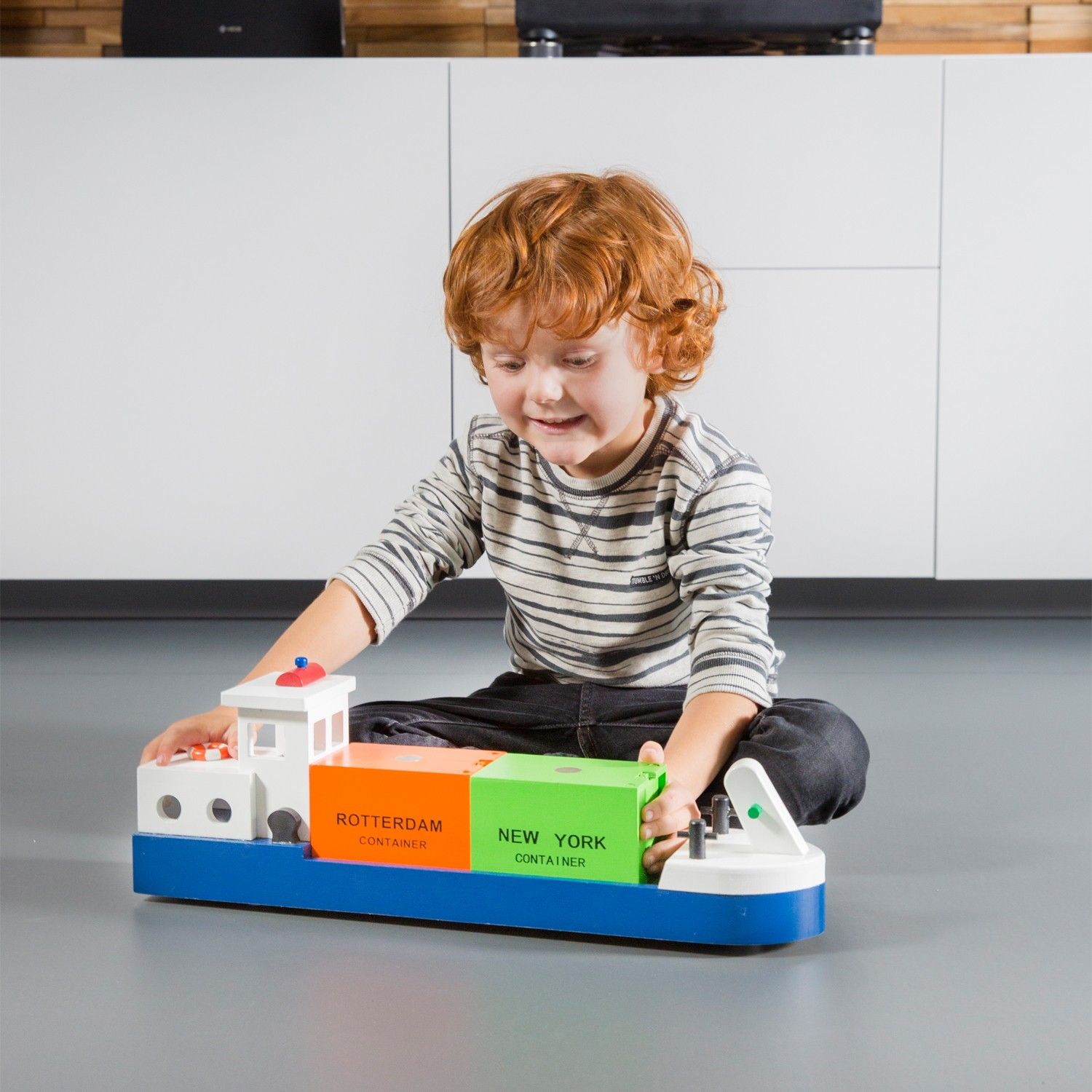 New Classic Toys  Dřevěný člun se 2 kontejnery - obrázek 4