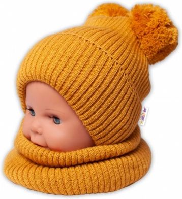 BABY NELLYS Zimní pletená čepice + nákrčník - hořčicová s bambulkami - obrázek 1