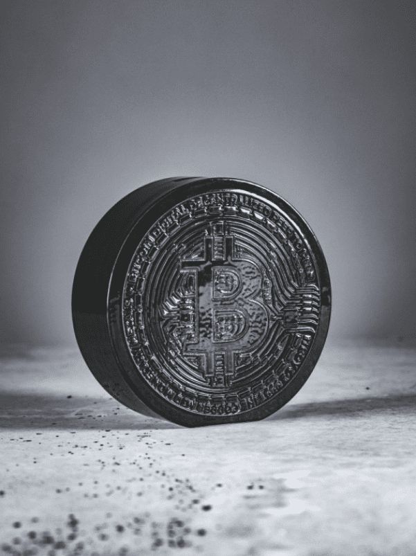 Keramická kasička v designu Bitcoinu - lesklá černá - obrázek 1