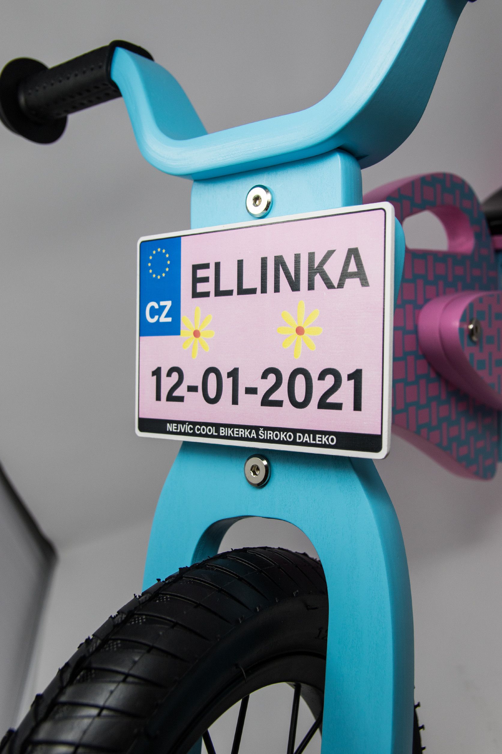 Dětské odrážedlo Enduro značky Toyz, dřevěné, barva růžová, s osobní SPZ Text na SPZ: Jsem nejrychlejší, Barva SPZ: růžová - obrázek 4