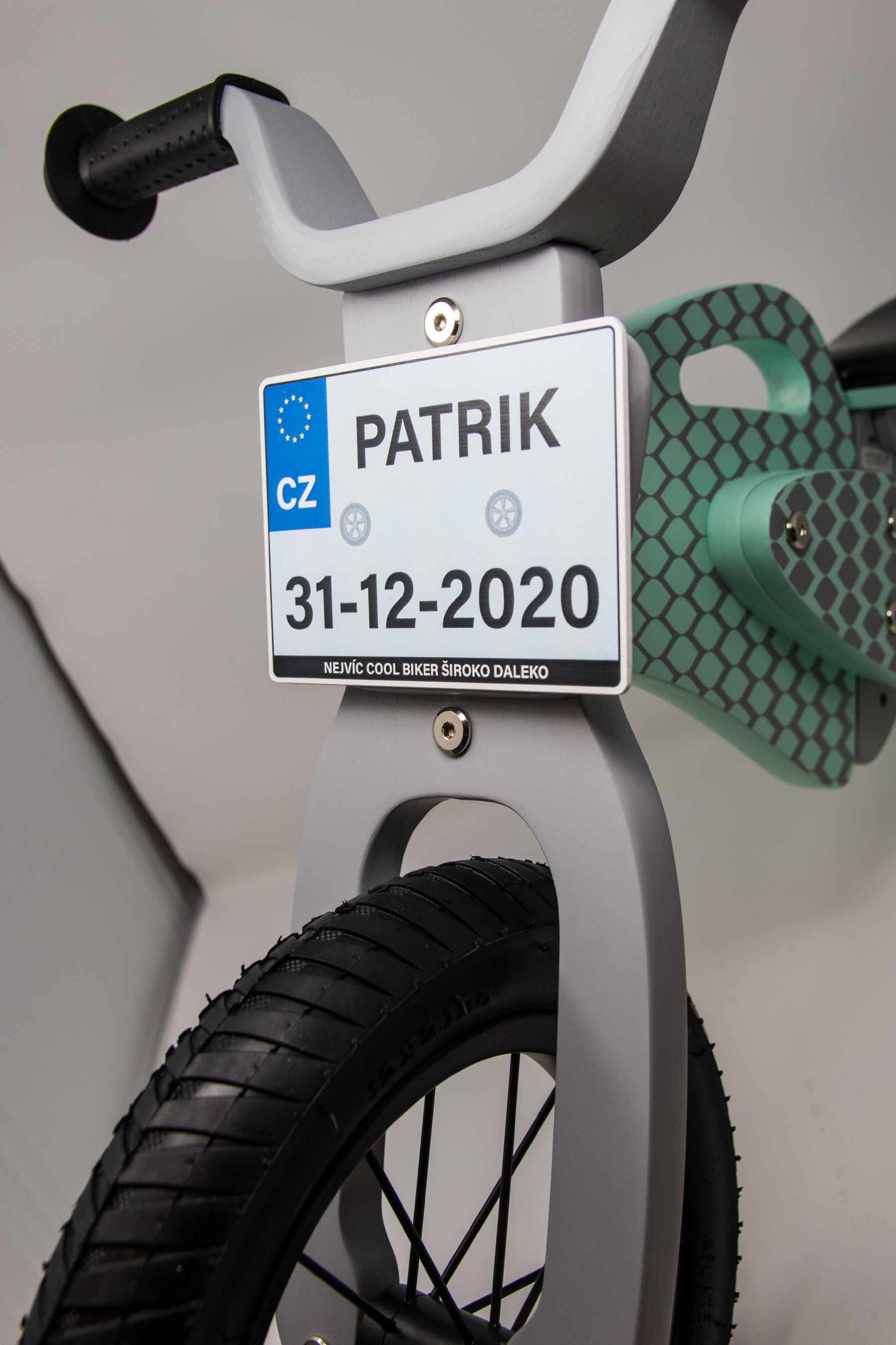 Dětske odrážedlo Enduro značky Toyz, dřevěné, barva mátová, s osobní SPZ Text na SPZ: Jsem nejrychlejší, Barva SPZ: růžová - obrázek 4