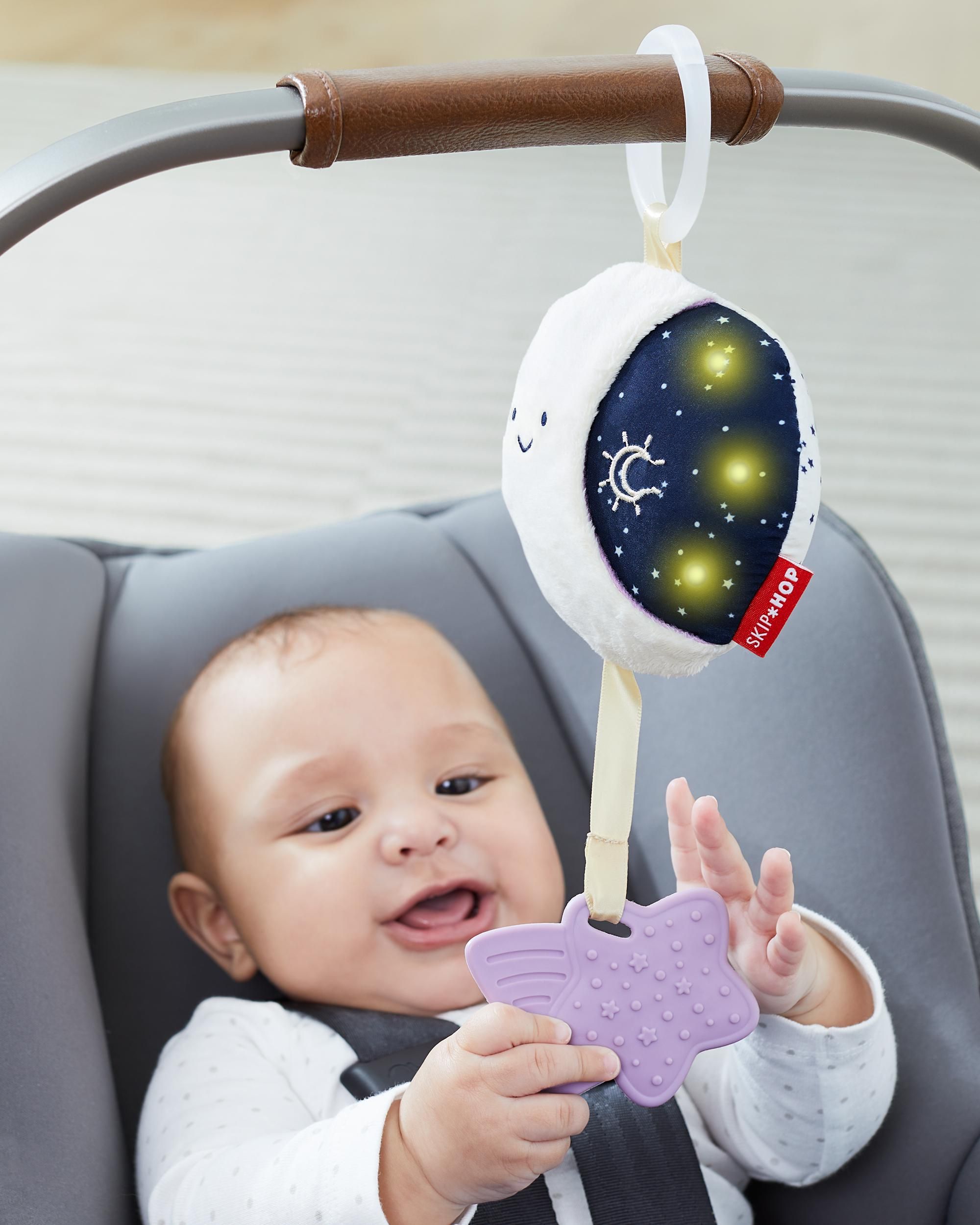 SKIP HOP Hračka na C kroužku svítící a hudební Měsíček Celestial Dreams Moonglow 0 m + - obrázek 2