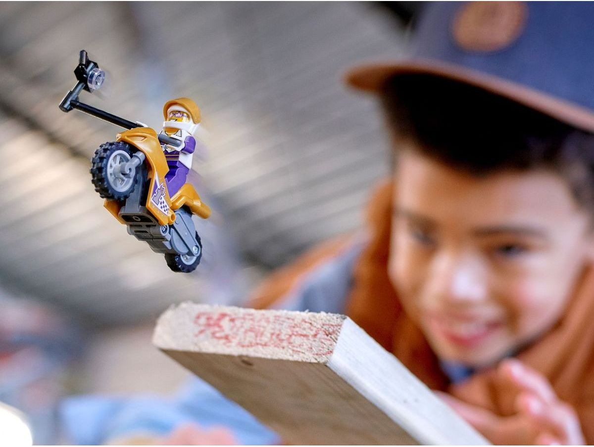 LEGO® City 60309 Kaskadérská motorka se selfie tyčí - obrázek 5