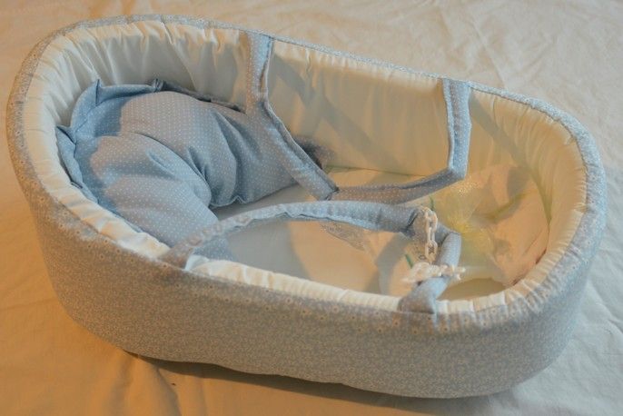 Modrá přenosná taška s bílými kvítky - košík pro miminko 42 cm - obrázek 1