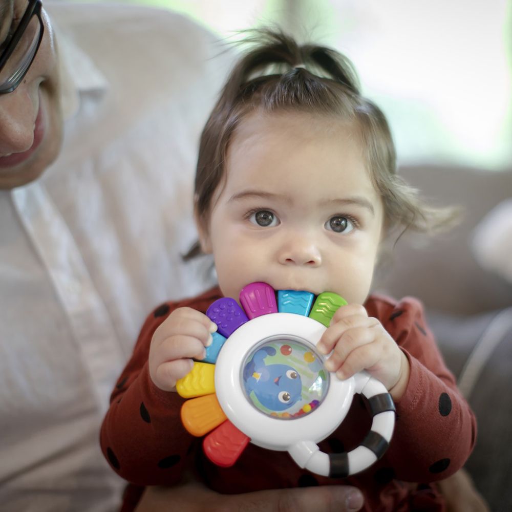BABY EINSTEIN Hračka senzorická chrastítko a kousátko bez BPA Outstanding Opus™ 3m+ - obrázek 5