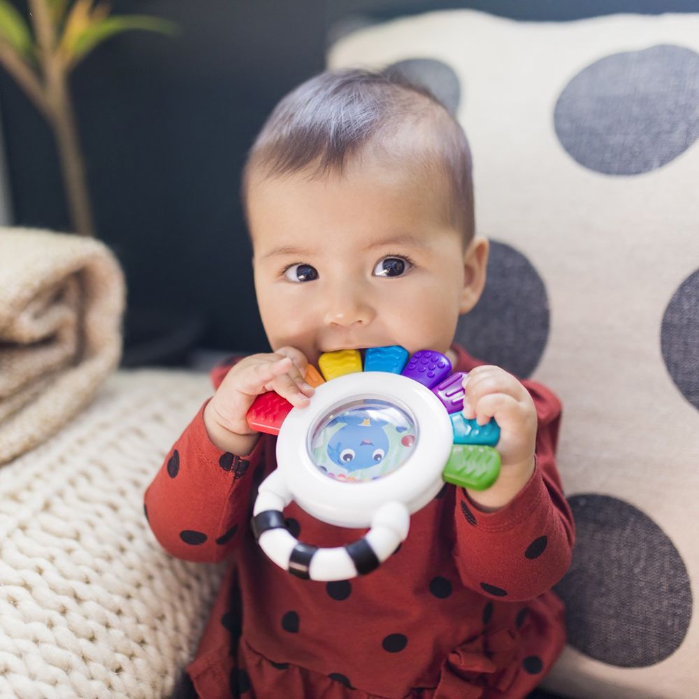 BABY EINSTEIN Hračka senzorická chrastítko a kousátko bez BPA Outstanding Opus™ 3m+ - obrázek 6
