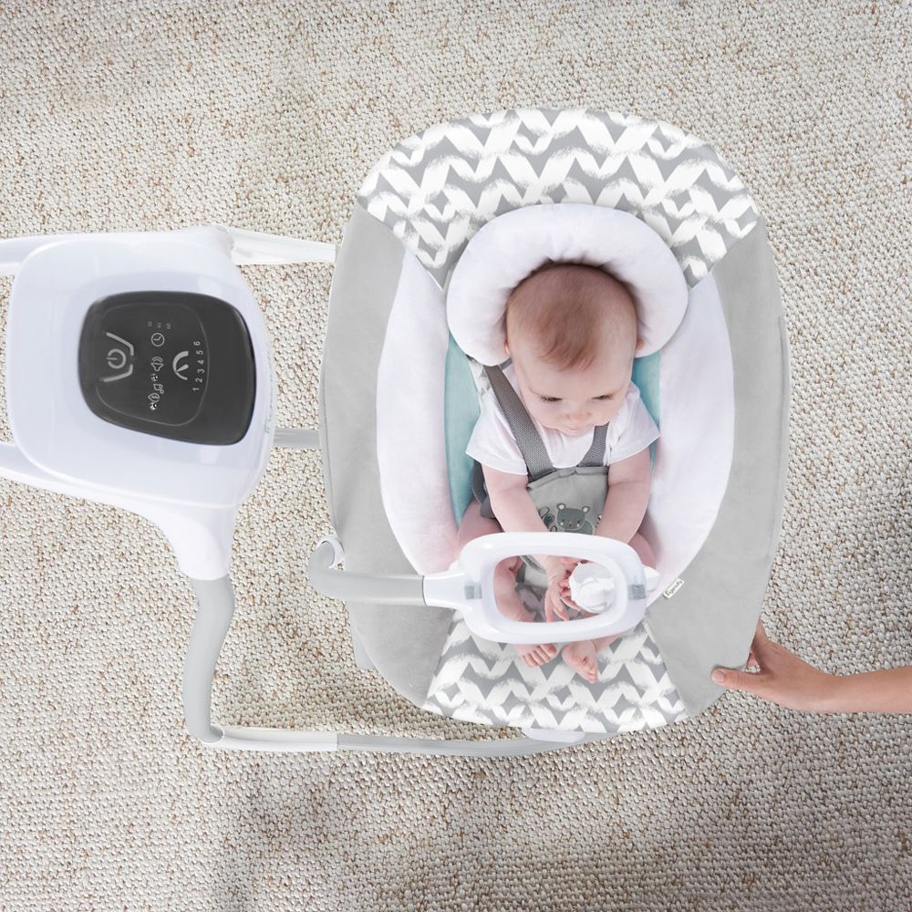INGENUITY Houpačka velká s vibračním houpatkom a melodií USB 2v1 Raylan 0 m+, do 9 kg - obrázek 6